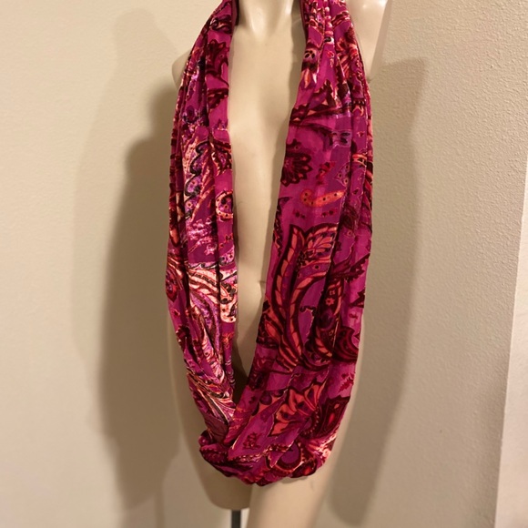 Collections Eighteen Infinity Loop Scarf - Picture 4 of 9